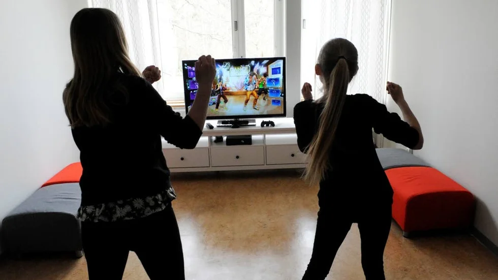 Premiär. Kompisarna Agnes Lindsköld och Linnea Karlsson testar fritidsgårdens xbox-rum.