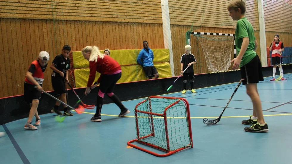 Innebandy. Full fart på innebandyplanen i Överums sporthall.