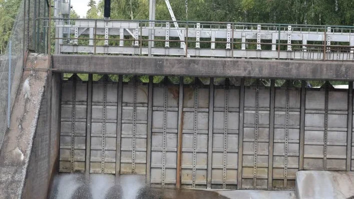 Stångån passerar förbi och elektricitet produceras här och på flera ställen längs med vattendraget.