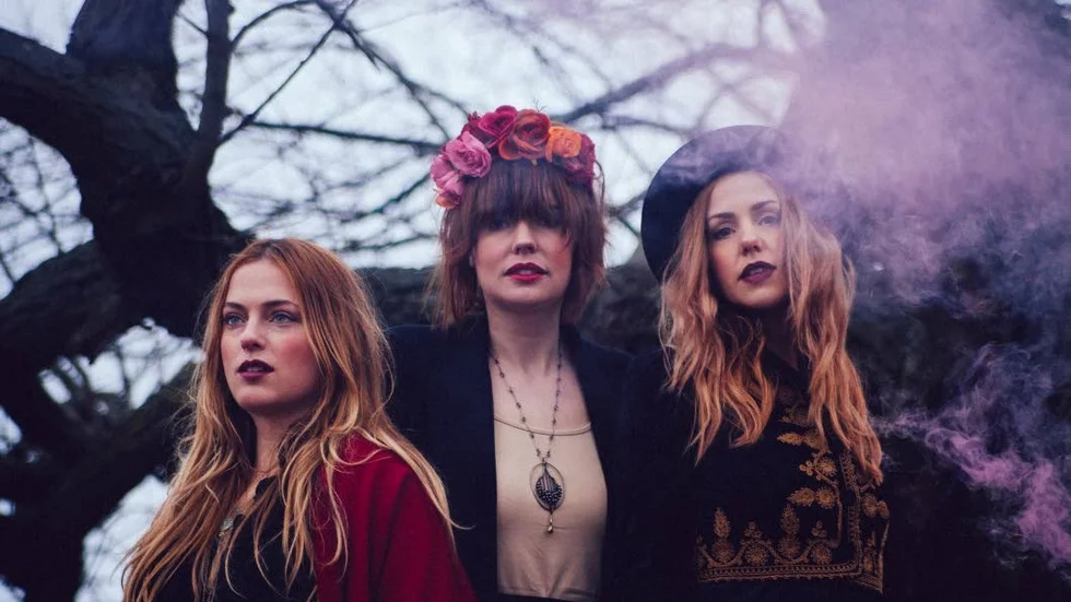 Trio. Abalone Dots är lika med Louise Holmer, Rebecka Hjukström och Sophia Hogman. Samtliga är uppvuxna i Västerviks kommun men bor numera i Stockholm.