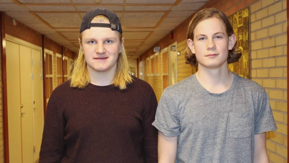 Elever. Isak Eklöv och Johan Larsson tog upp bristen på lärare med utbildningsministern.