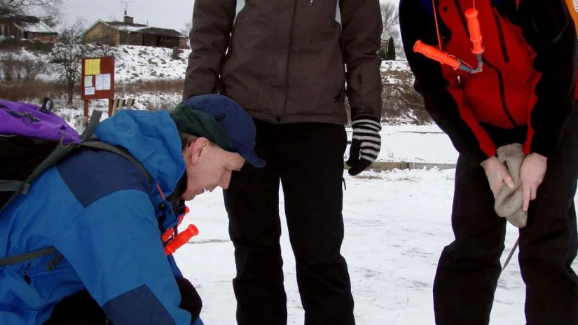 Johan Häggström hjälper dottern Erika att få på långskenorna. Mamma Lotten förväntar sig samma gentlemannaskap men får hon det? Och hur skiljer man på höger och vänster skena? Bild: HANS TILLBERG