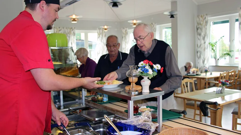 Tråkigt att stänga tycker Jimmy Johansson som serverar Valle Kindstrand medan Stig Andersson väntar på sin tur i Kunghögahemmets matsal.
