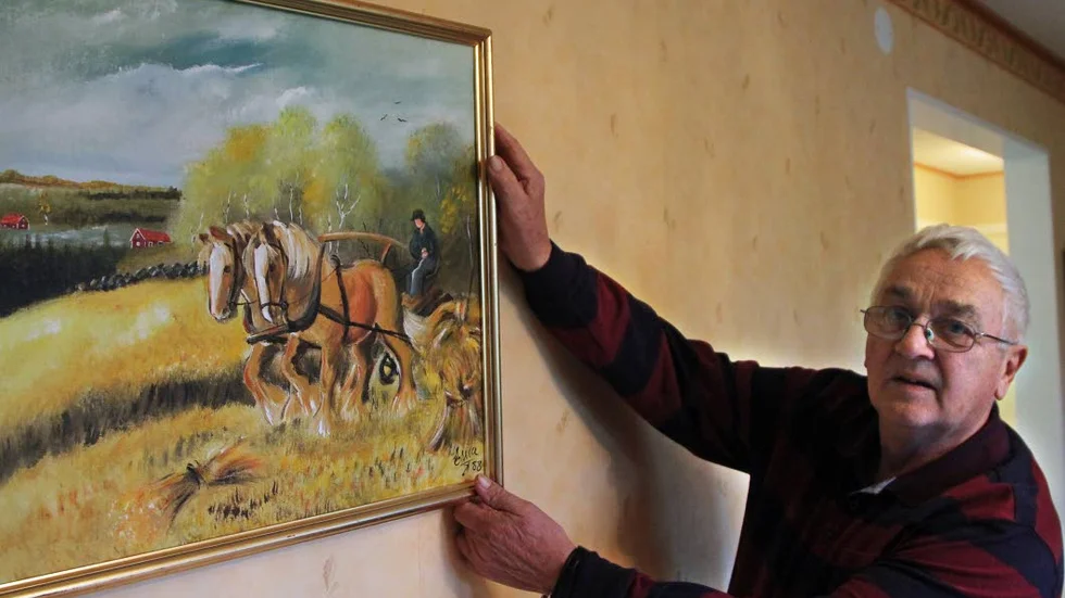Hästminne. Det skulle kunna ha varit Stellan Hjelmroth på tavlan. För som ung körde han med hästar i Godegård. På åkern och i skogen. Den lokala konstnären heter Erica.