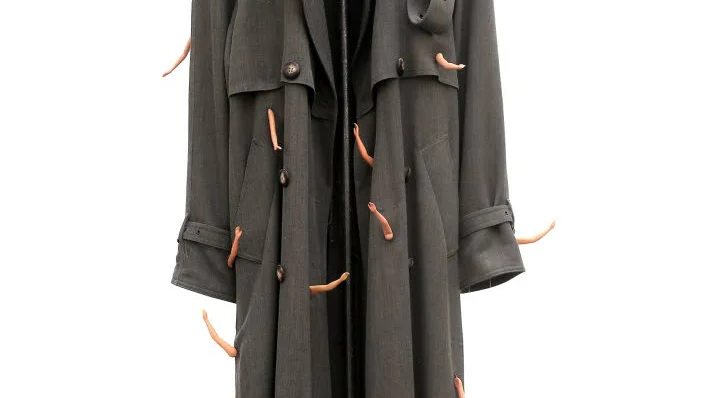 ”Trenchcoat med bara armar”.