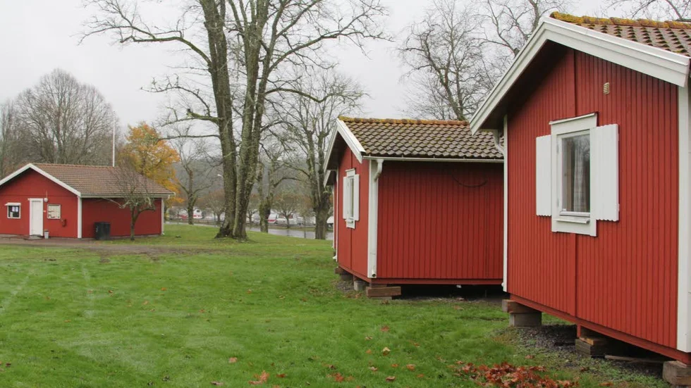 Flyttas. Campingstugorna flyttas troligen imorgon till grusplanen intill Kanonkullen.