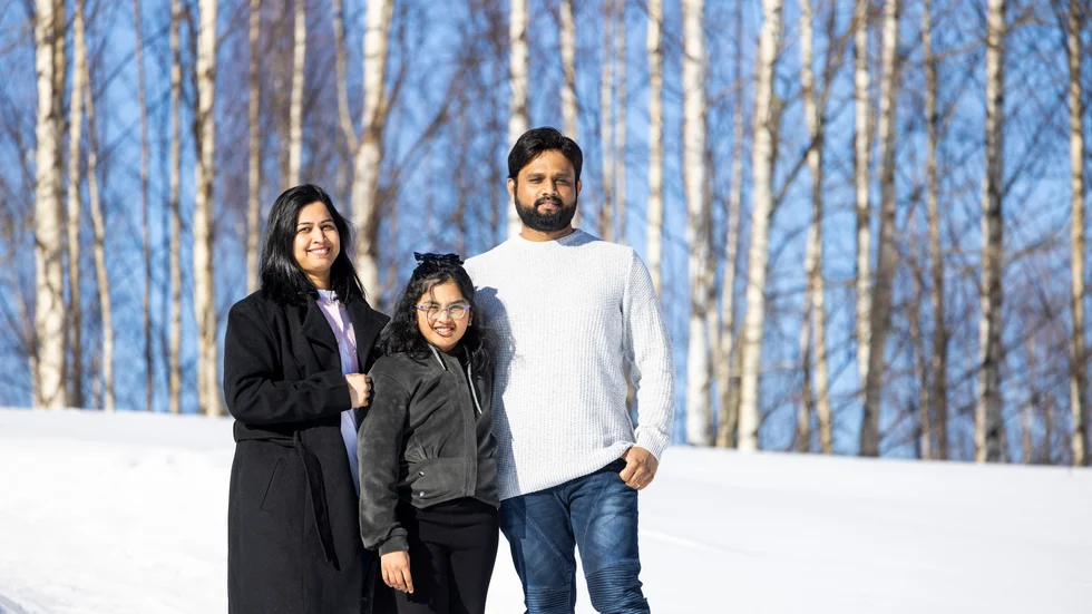 Kulturkrockar och ett helt nytt klimat. Familjen bestämde sig för att tackla utmaningen och ge sig ut i vintern i stället för att hålla sig inne. Från vänster Anshu Chavhan, Kashvi Chavhan och Siddharth Chavhan.