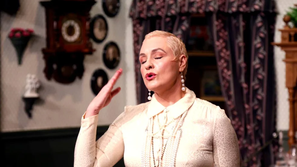 Regina Lund i farsen "Casanova sökes".