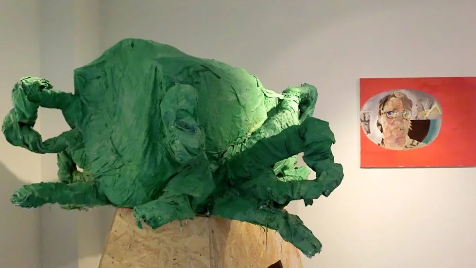 Syrsa som identifikationsobjekt och självporträtt i ateljéinteriör - skulptur och målning av Johan Suneson.