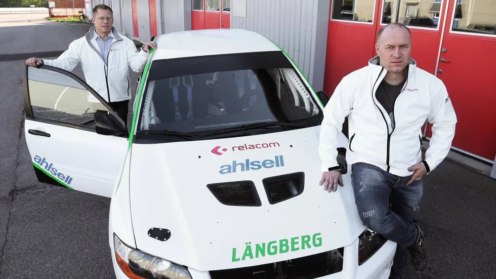 Laddade. Jocke Längberg, LMS, har fått jobba nästan ett år för att få bilen klar till East Sweden rally som startar i kväll. Han och kartläsaren Magnus Olsson siktar högt.