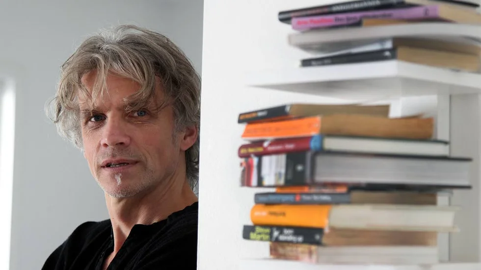 Mr Tourette. Pelle Sandstrak är född och uppvuxen i en liten by i Nordnorge. Kärleken förde honom till Linköping. "Min bästa flytt hittills, jag trivs verkligen här", säger han.