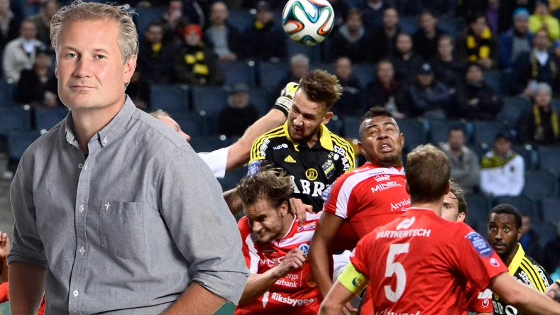 STOCKHOLM 2014-10-26 
AIK:s Alexander Milosevic nickar och ÅFF:s målvakt Henrik Gustavsson boxar i söndagens allsvenska fotbollsmatch mellan AIK och Åtvidabergs FF på Friends Arena i Stockholm. 
Foto: Claudio Bresciani / TT / Kod 10090