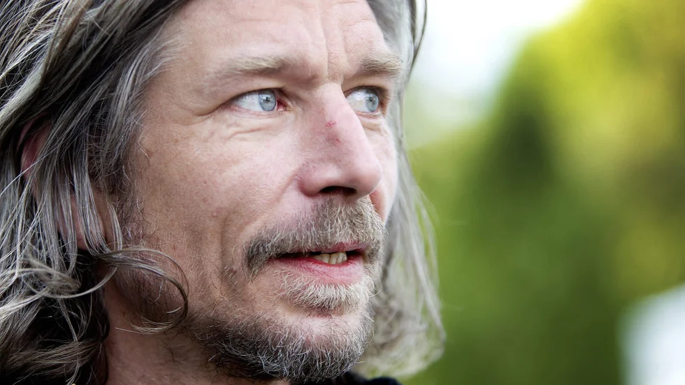 Alla sex delar i Karl Ove Knausgårds självbiografi Min kamp är planerade att ges ut på svenska 20102012. Den första delen har nyligen kommit i pocket.