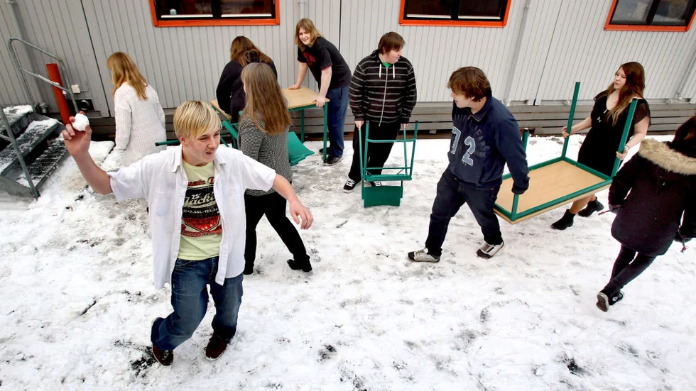 Att det snöade underlättade kanske inte. Sebastian Hovlund kastar snöboll mitt i flyttkaoset.