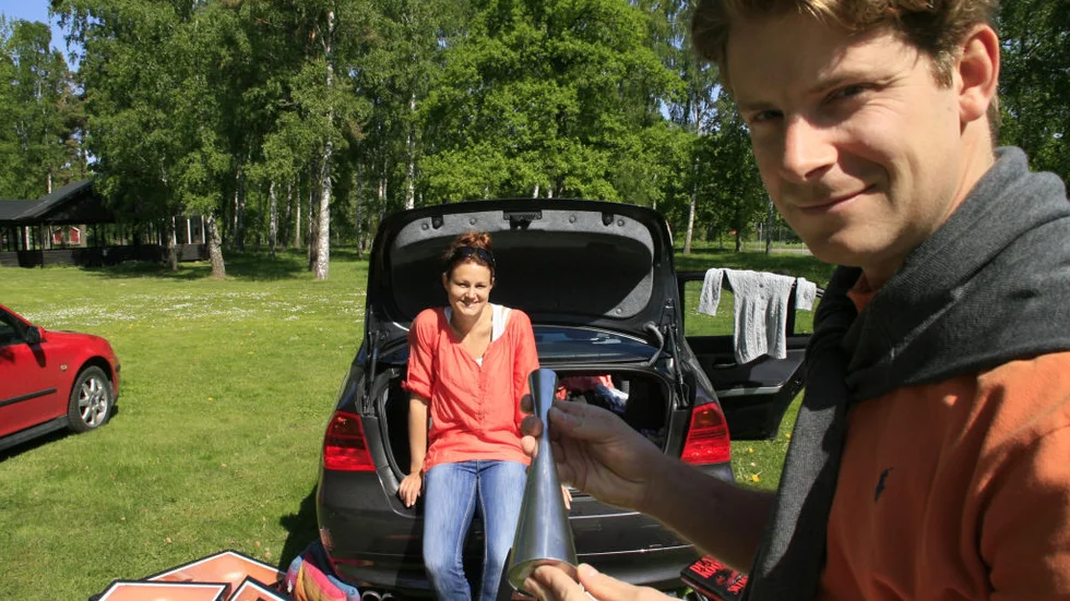 Anna Rööhs fick expertbesök på sitt första bakluckeloppis i form av Rickard Thunér.