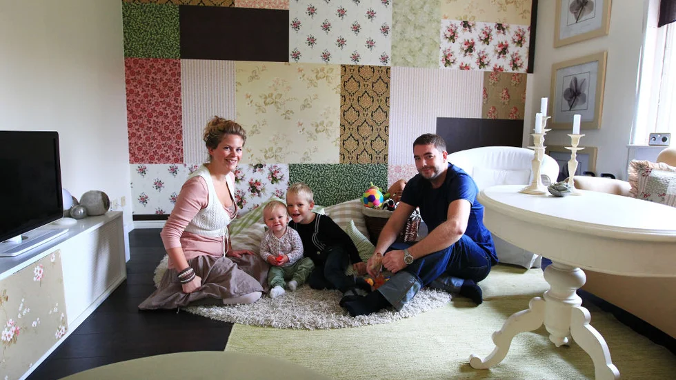 Hela familjen framför fondtapeten, som verkligen är en enda tapet, inte ett hopplock av flera som man lätt tror.
