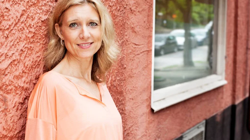 Anna Fredriksson, född 1966, har en bakgrund som manusförfattare för film och tv, men skriver numera i huvudsak böcker.