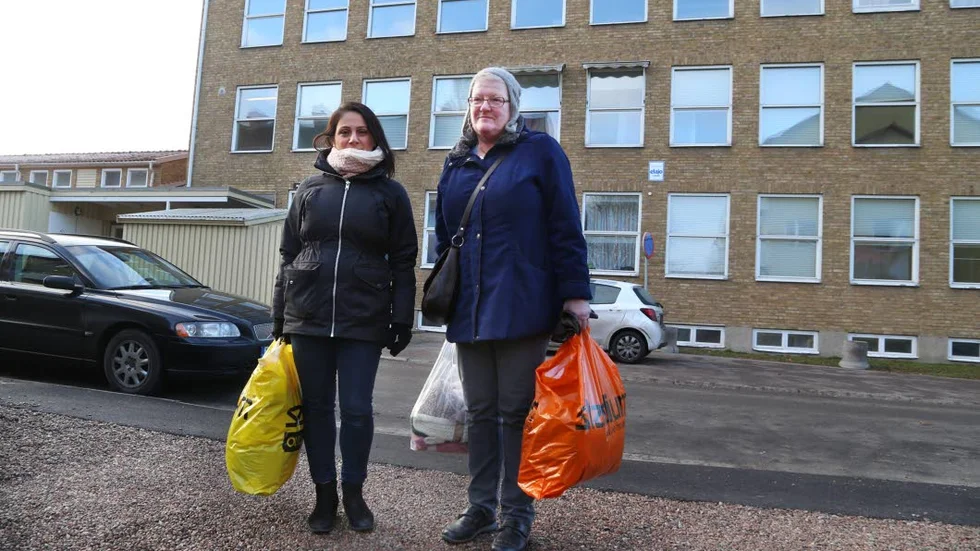 Siv Milsten och Leyla Sarikahya har fortfarande nyinköpta vinterkläder som de inte lämnat till Kungsbergsskolan.