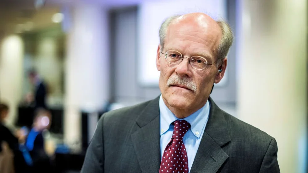 Stefan Ingves. Eldar på kreditmarknaden och tvår sina händer.