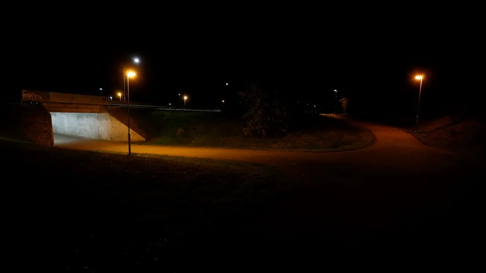 Här någonstans vid gångvägen i Ljungsbro blev 17-åringen attackerad.
