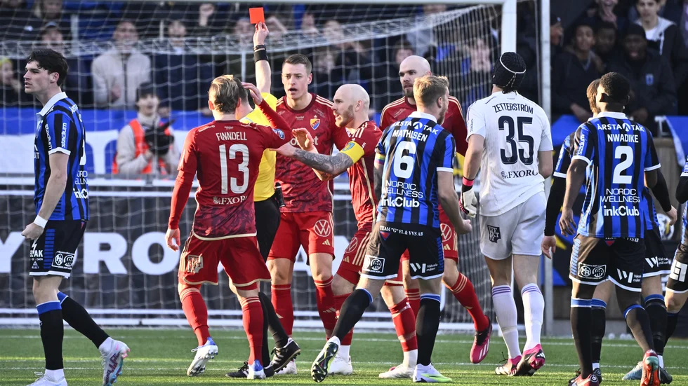 Djurgårdens målvakt Jacob Widell Zetterström fick rött kort mot Sirius.