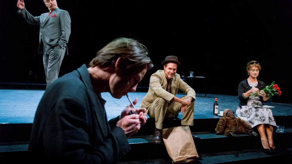 Örjan Ramberg, Erik Ehn, Thomas Hanzon och Lena Endre i "Och ge oss skugggorna" av Lars Norén på Dramaten i Stockholm.