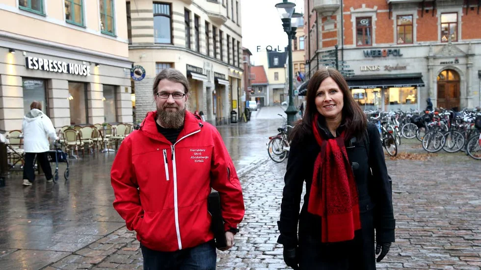 Thomas Collin och Louise Ridderström från Östgötamat bygger tält på Stora torget på söndag.