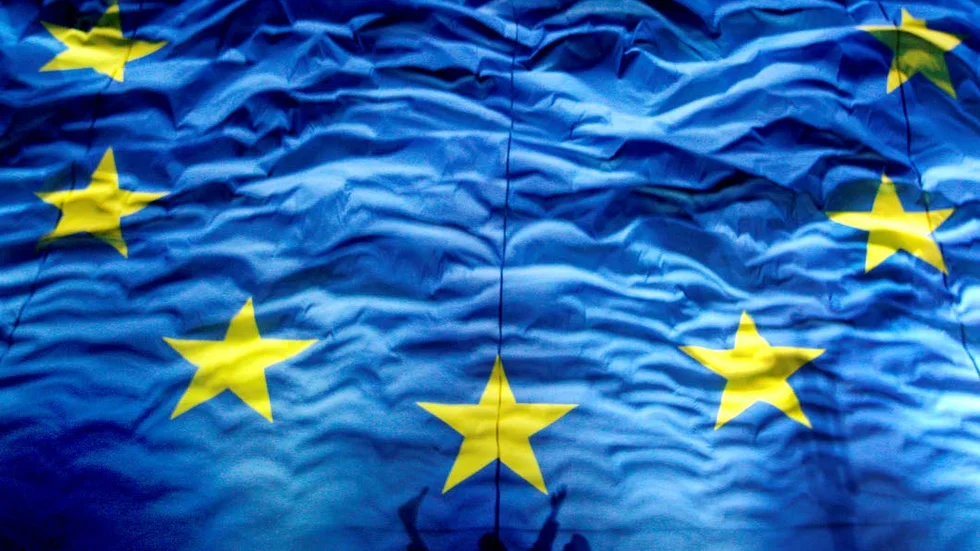 EU-flaggan. Hela projektet darrar i sina grundvalar.