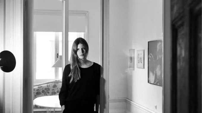 Helena Granström, född 1983, är författare med bakgrund inom fysik och matematik. Hon har tidigare gett ut bland annat "Infans", "Alltings mått" och "Osäkerhetsrelationen".