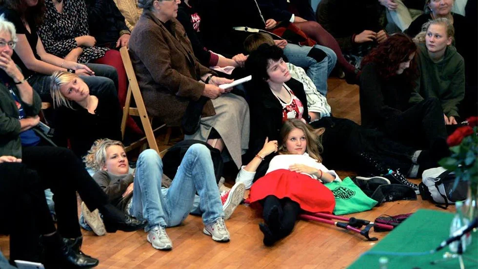 Så fullt med folk så att stolarna tog slut då Jonas Gardell invigningstalade 2004.
