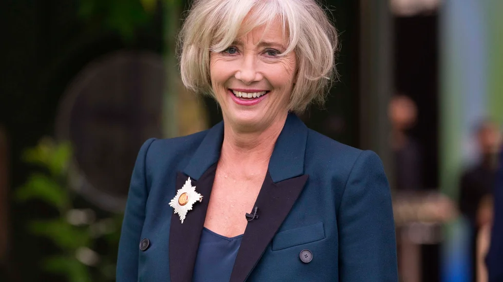 Skådespelerskan Emma Thompson spelar en kvinna i 60-årsåldern som är änka med 40 års sexuell frustration bakom sig i filmen “Good Luck to You, Leo Grande." - en film som slår in öppna dörrar, menar krönikören Lina Stoltz.