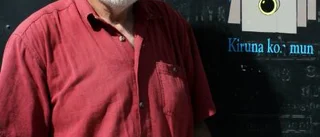Han skänker fotografier från förr