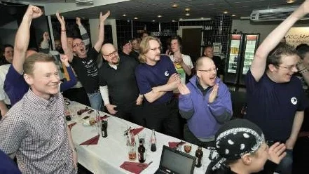 Total glädje för Piratpartiet på valvakan i Luleå. SVT:s vallokalsundersökning pekade mot 7,4 procent och ett mandat i parlamentet.  Första riktiga prognosen visade sedan på 7,1 procent.FOTO: BENGT-ÅKE PERSSON