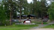 Campingen med stugor och servicbyggnad ligger ovanför badplasten och Sörbyparken. FOTO: Lena Tegström