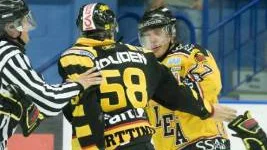 Tuffa tagf direkt. Matchen mellan Luleå och Skellefteå blev en ganska tuff och grinig historia. Här är det Robin Lindqvist som tar ett litet snack med Jyri Marttinen.