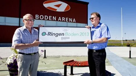Kommunalrådet Olle Lindström, (t. v.) tar emot tavlan av Göran Ahlman som bevisar att staden får arrangera O-ringen 2013.