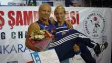 Grattis tjejen...du är bäst i världen. Hanna Johansson från Gällivare SK blev juniorvärldsmästare i brottning under fredagskvällen. Lagkompisen Lisa Mattsson, som åkte ut redan i den första omgången, hissar den nyblivna mästarinnan.