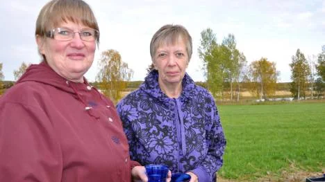 Karin Henriksson och Gudrun Persson skålade i cider; nu är minnesmärket på plats.