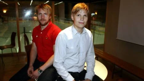 Robert Lahti är ny säljare, marknadsförare och dessutom forward i Kiruna IF. Tillsammans med Mikael Lasu, till vänster, blir han hockeyklubbens ansikte utåt. Foto: HANS STERNLUND FOTO: HANS STERNLUND