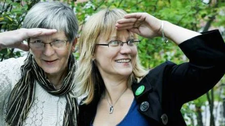 Distriktsombudsmännen Gunnel Sundkvist och Christina Simonsson spanar efter folk som vill bli nominerade till Centerpartiets listor i valet 2010. "Vi vill modernisera proceduren", säger Gunnel Sundkvist. FOTO: Bengt-Åke Persson