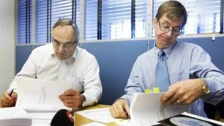 Advokat Greger Lundmark och advokatfirman Kaidings ekonomichef Ola Lundkvist med dokumenten som berättar om Norrlands största konkurs och som tagit åtta år av processer.FOTO: Pär Bäckström