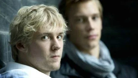 Mattias Modig är 22 år och har hunnit etablera sig som en av elitseriens bästa målvakter. Nu utmanas han av en ännu större talang. Åtminstone om vi tittar till antal centimeter. Anders Nilsson         är nästan två meter lång och har visat under försäsongen att han inte tänker nöja sig med att vara en blyg båsöppnare. Han ska utmana Modig om platsen som förstamålvakt. Men trots konkurrensen ser dom sig själva som vänner och kollegor. Foto: KURT ENGSTRÖM