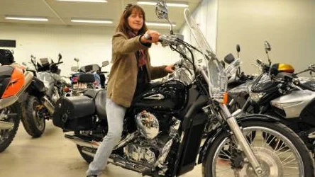 Stoltare kan ingen vara... Ellinor Marklund är på god väg att förverkliga sin dröm - att köra motorcykel och ge sig ut i världen på två hjul.FOTO: Maria Ödalen