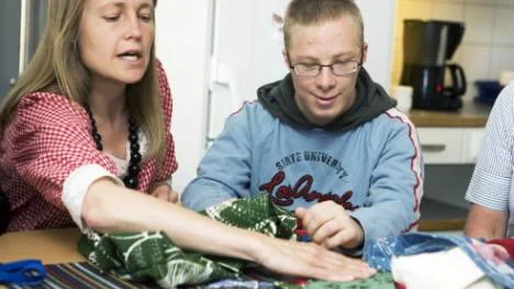 Britta Fjellner och Alexander Styrman visar tygpåsar som de syr och som de sålde för att få pengar till resan.