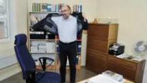 Svenerik Malm i sitt arbetsrum i särskolans områdeskontor i Luleå. För att spara pengar tog politikerna i går beslutet att hans tjänst som särskolechef försvinner. Utredare inför nedskärningarna var han själv.FOTO: Bengt-Åke Persson