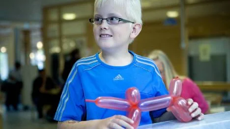 När Sunderby sjukhus på fredagen hade tio-årsjubileum var sjukhusclownerna igång i entrén och Hugo Holmström, 9, fick en hund av ballonger.