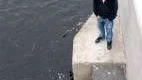 - Det var här vi stod och fiskade när det plötsligt började bubbla i vattnet. Sedan dök kroppen upp och vi fick panik, säger Alexander Nilsson, 16 år.