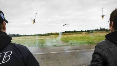 Alexander Bagrov och Anders Nävelind har just startat helikopteruppvisningen. Fredrik Salomonsson styr den tredje helikoptern.FOTO: simon eliasson