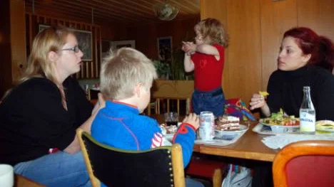Anna Elemalm med barnen Erik och Ellen Rohlin tar en fika med Nowalie och Katrin Sakari. " Vi unga får gå och ännu fler flyttar härifrån" säger Katrin Sakari.