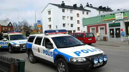 Polisen var snabbt på plats vid Konsum på Lappgatan med flera patruller och utredare. Rånarturnén och polisjakten fortsatte sedan till Svappavaara där fyra ungdomar greps efter landsvägen i sin bil.FOTO: HANS STERNLUND